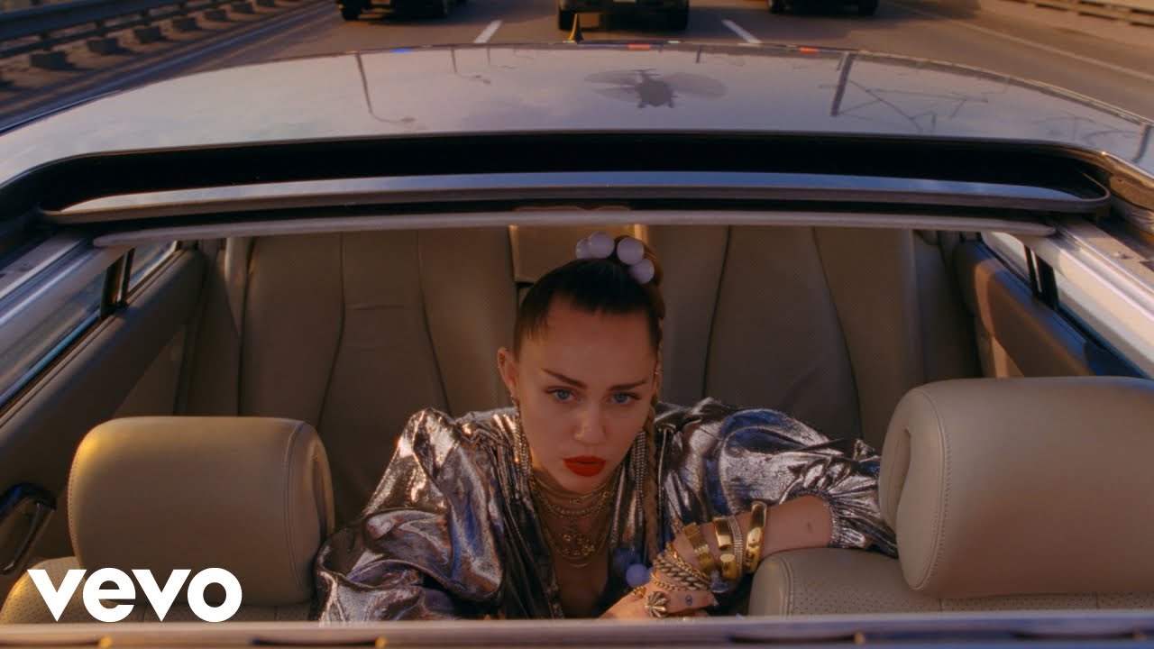 Nothing Breaks Like a Heart (Official Video) ft. Miley Cyrus