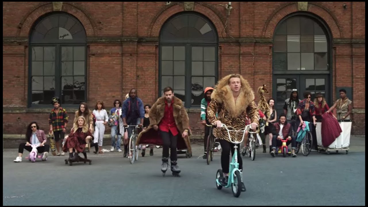 THRIFT SHOP FEAT. WANZ (OFFICIAL VIDEO)