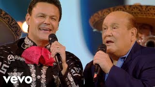 Toquen mariachis canten